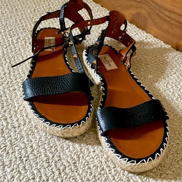 Valentino Garavani flat sandals - Picture 1 of 3